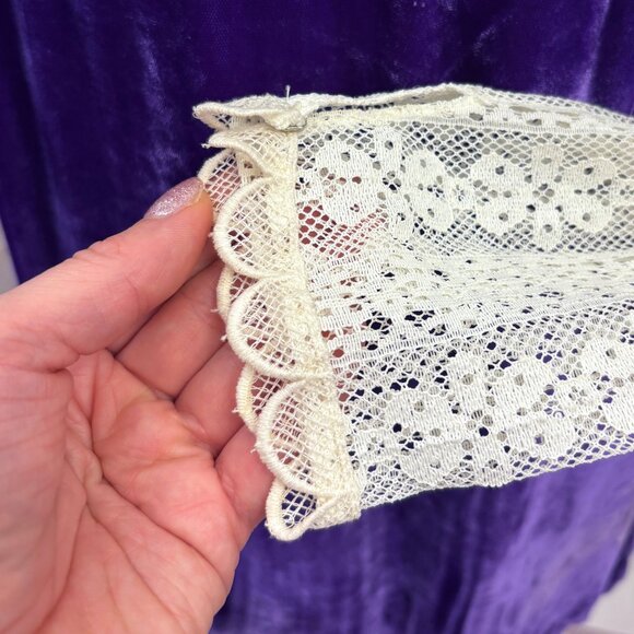 Vintage purple velvet and scalloped lace dress - fits like a medium/large - Picture 5 of 7